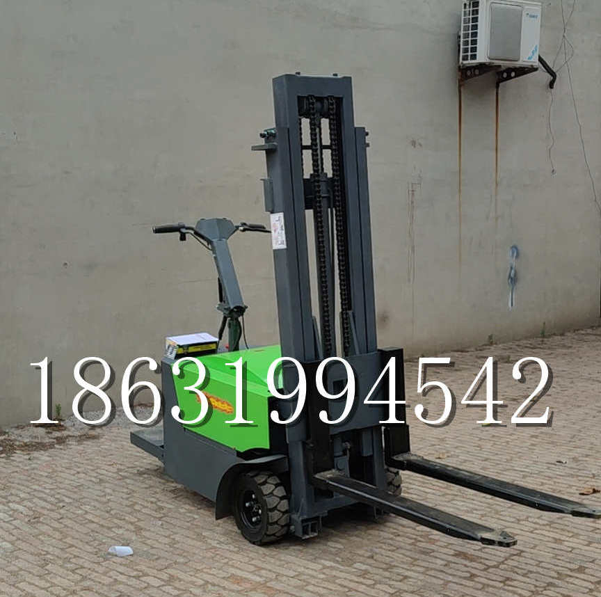 西丰县优程全电动叉车插腿式堆高车液压装卸车1.5吨升高小型站驾式铲车