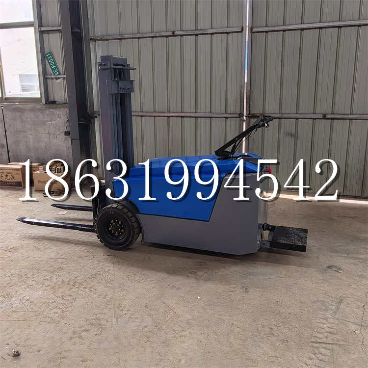 西丰县全电动叉车插腿式堆高车液压装卸车1.5吨升高小型站驾式铲车